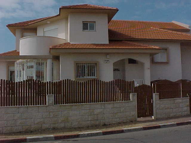 View of house from side.    Click to go back.